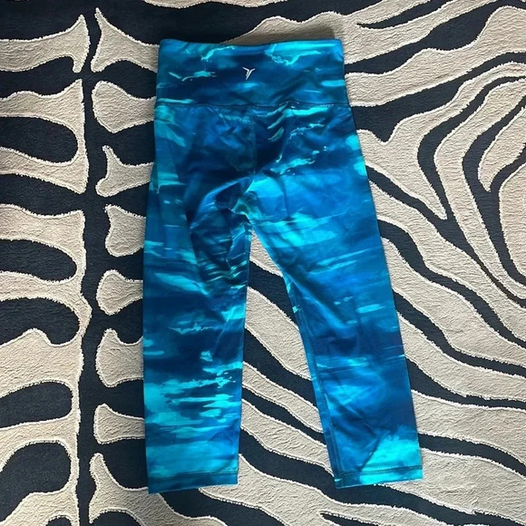 Old Navy Active Capri Leggings - Picture 2 of 3